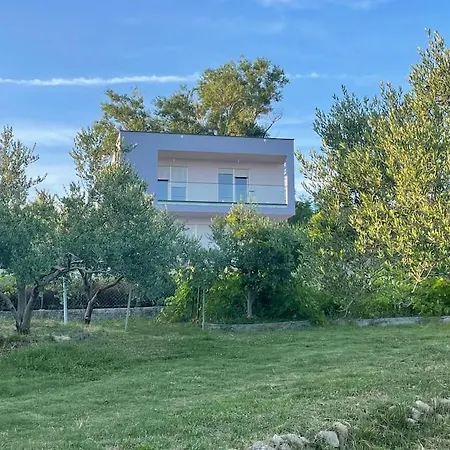 House Mila רטינה